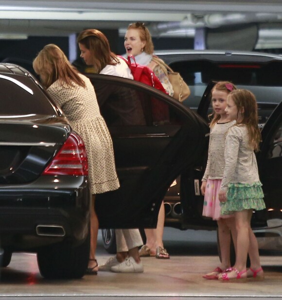 Nicole Kidman, son mari Keith Urban et leurs enfants Faith et Sunday Rose vont déjeuner au restaurant à Beverly Hills, le 15 février 2015.