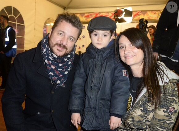 Bruno Guillon et sa femme Marion avec leur fils Anatole à la soirée d'ouverture de la Foire du Trône, organisée au profit du Secours populaire à Paris le 27 mars 2015.