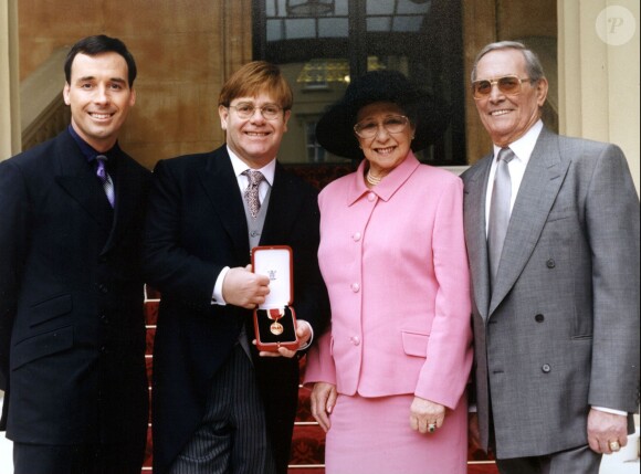 Elton John, David Furnish, Sheila et Fred Fairebrother devant Buckingham Palace le 29 janvier 2003