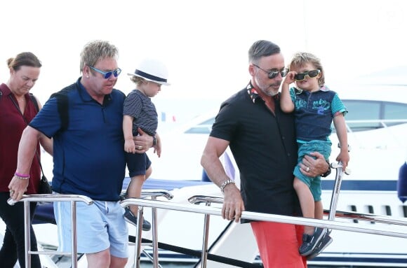 Elton John, son compagnon David Furnish et leurs fils Elijah et Zachary dans le port de Saint-Tropez, le 19 août 2014