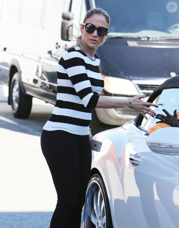 Semi-Exclusif - Jennifer Lopez est allée visiter un hôpital pour enfants à Los Angeles, le 27 mars 2015