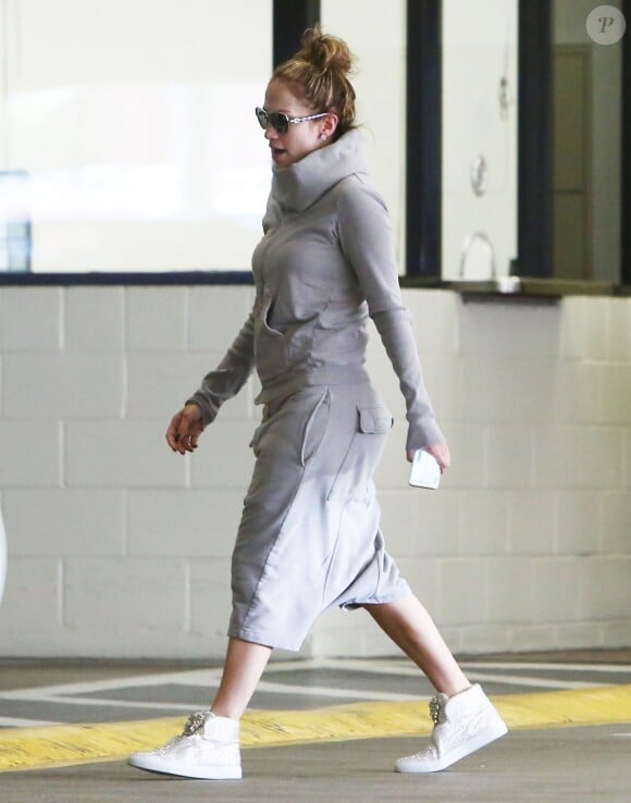Jennifer Lopez se rend dans un building à Sherman Oaks, le 25 mars 2015.