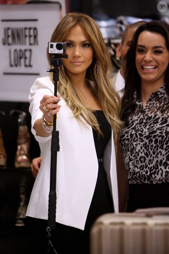 Jennifer Lopez lors d'un photocall pour sa collection au Coppel store Forum de Buena Vista à Mexico, le 23 mars 2015