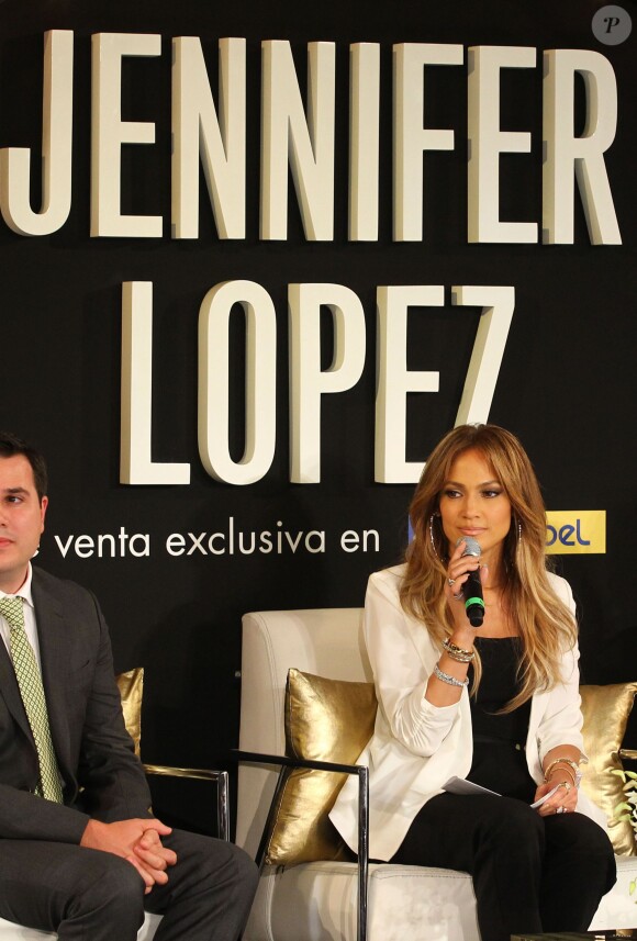 Jennifer Lopez lors d'un photocall pour sa collection au Coppel store Forum de Buena Vista à Mexico, le 23 mars 2015