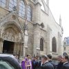 Proches à l'arrivée du cercueil - Obsèques de la navigatrice Florence Arthaud en l'église Saint-Séverin à Paris, le 30 mars 2015. Florence Arthaud est décédée lors du crash d'hélicoptères en Argentine le 9 mars dernier pendant le tournage du jeu de TF1 "Dropped".