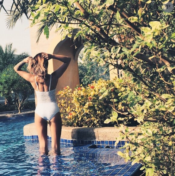 Caroline Receveur : Beauté fatale en bikini à Dubaï