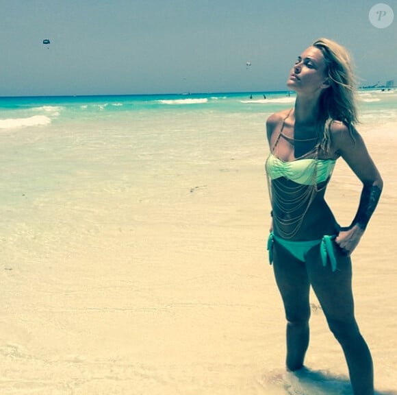 Caroline Receveur : Beauté divine à Miami en bikini