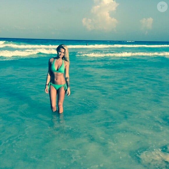 Caroline Receveur : Beauté fatale en bikini à Miami