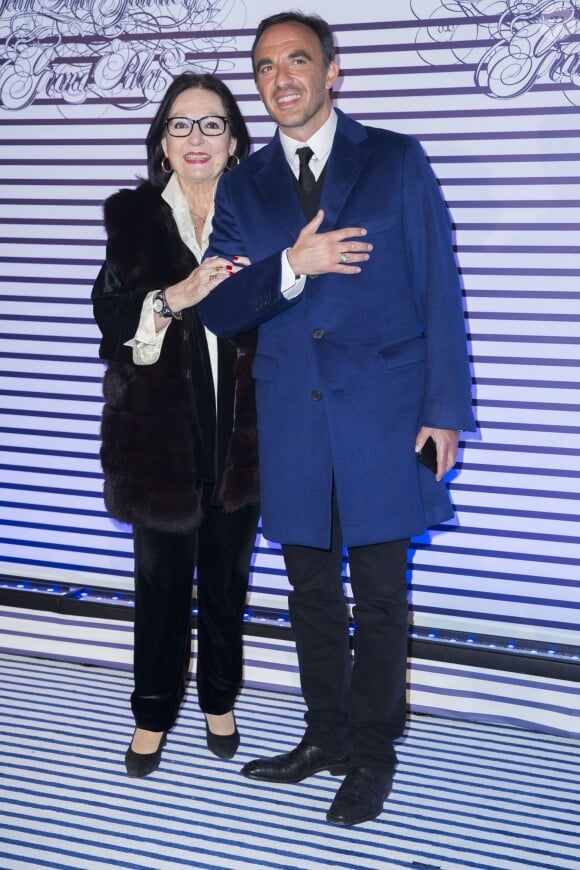 Nana Mouskouri et Nikos Aliagas - Photocall de la soirée de vernissage de l'exposition "Jean Paul Gaultier" au Grand Palais à Paris, le 30 mars 2015.