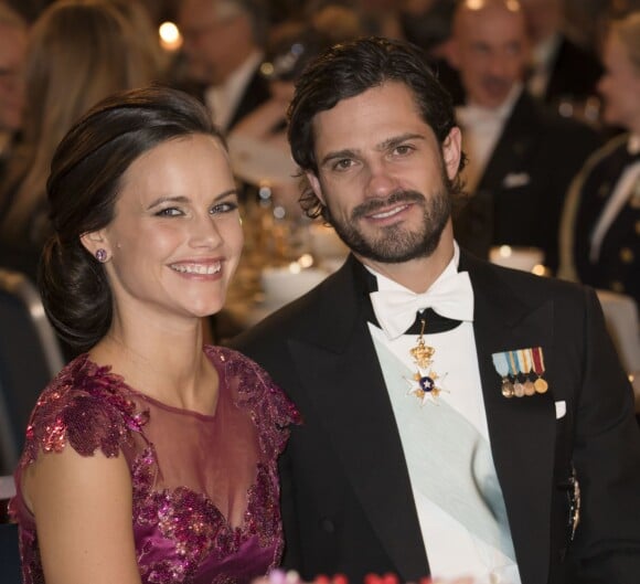 Le prince Carl Philip de Suède et sa fiancée Sofia Hellqvist au dîner de gala en l'honneur des Prix Nobel à Stockholm en Suède le 10 novembre 2014.