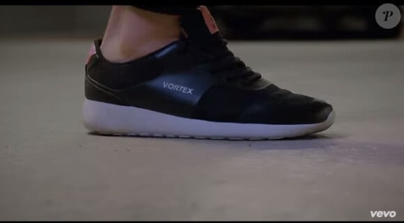 Vitaa dans son clip Vivre : baskets Vortex aux pieds
