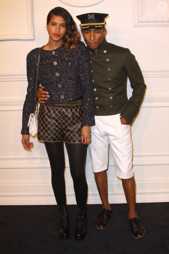 Pharrell Williams et sa femme Helen Lasichanh - Photocall lors de la présentation de la collection Chanel Paris-Salzburg 2014/2015 en l'honneur des Métiers d'Arts à New York, le 31 mars 2015.