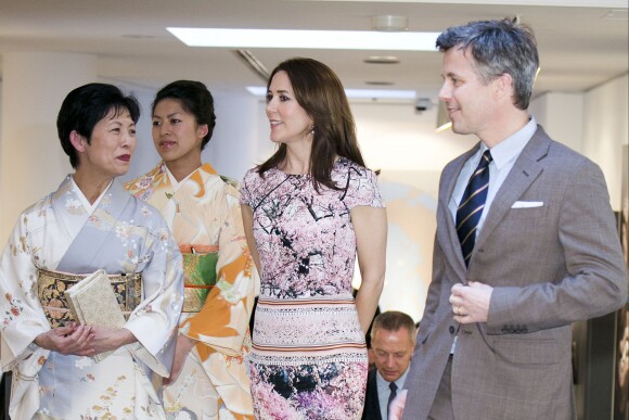 La princesse Mary et le prince Frederik de Danemark ont inauguré en compagnie de la princesse Hisako de Takamado et sa fille la princesse Tsuguko une exposition sur le Groenland au deuxième jour de leur visite officielle au Japon, le 27 mars 2015