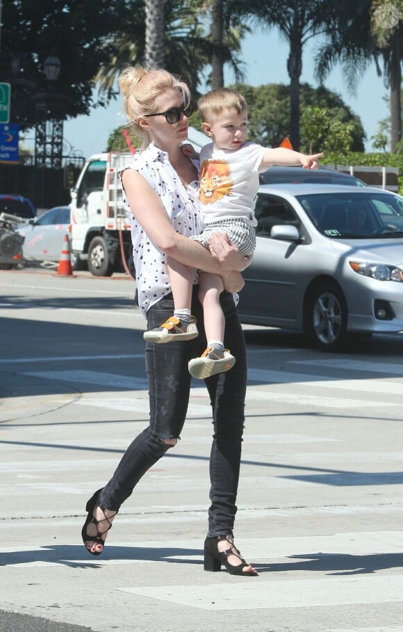 January Jones et son fils Xander à Santa Monica, Los Angeles, le 27 mars 2015