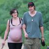 Milla Jovovich, très enceinte, fait de la randonnée avec son mari Paul W.S Anderson et leurs chiens à Los Angeles, le 17 mars 2015. P