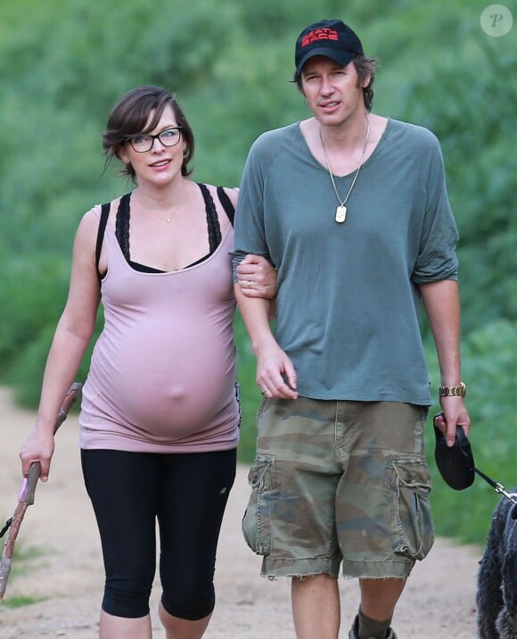 Milla Jovovich, très enceinte, fait de la randonnée avec son mari Paul W.S Anderson et leurs chiens à Los Angeles, le 17 mars 2015. P