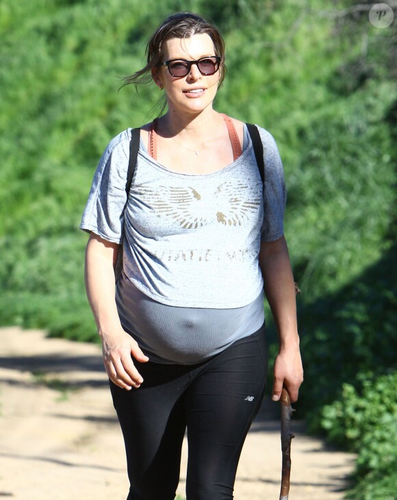 Milla Jovovich très enceinte fait de la randonnée au Runyon Canyon à Hollywood, le 12 mars 2015.