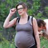Milla Jovovich très enceinte fait de la randonnée avec son mari Paul W.S. Anderson et leurs chiens à Los Angeles, le 11 mars 2015.