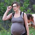  Milla Jovovich tr&egrave;s enceinte fait de la randonn&eacute;e avec son mari Paul W.S. Anderson et leurs chiens &agrave; Los Angeles, le 11 mars 2015. 