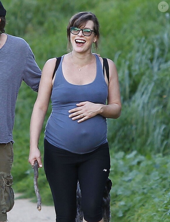 Milla Jovovich, enceinte, se promène avec son mari Paul W.S. Anderson à Los Angeles, le 6 mars 2015.