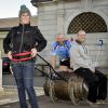 Zara Phillips fait mine de tirer un tonneau de whisky sur lequel son mari Mike Tindall est assis, le 31 mars 2015 dans le Wiltshire, que le coach sportif Rob Edmond a tracté sur près de 900 kilomètres dans le cadre d'un trek caritatif pour l'association Help for Heroes.