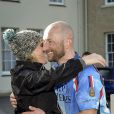 Zara Phillips félicite devant la Tedworth House Rob Edmond, le 31 mars 2015 dans le Wiltshire, à l'arrivée de son périple de 900 kilomètres dans le cadre d'un trek caritatif pour l'association Help for Heroes.