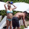 Exclusif - Rob Lowe et sa femme Sheryl Berkoff font des selfies sur une plage lors de leurs vacances à Maui. Le 1er avril 2015