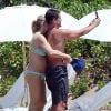 Exclusif - L'acteur Rob Lowe et sa femme Sheryl Berkoff font des selfies sur une plage lors de leurs vacances à Maui. Le 1er avril 2015 