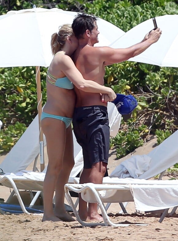 Exclusif - L'acteur Rob Lowe et sa femme Sheryl Berkoff font des selfies sur une plage lors de leurs vacances à Maui. Le 1er avril 2015 