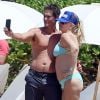 Exclusif - Rob Lowe et sa femme Sheryl Berkoff font des selfies sur une plage lors de leurs vacances à Maui. Le 1er avril 2015