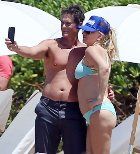 Exclusif - Rob Lowe et sa femme Sheryl Berkoff font des selfies sur une plage lors de leurs vacances à Maui. Le 1er avril 2015