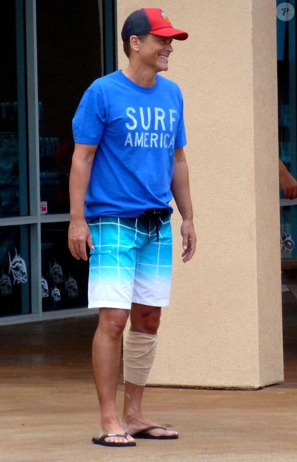 Exclusif - Rob Lowe s'est blessé sur un récif alors qu'il faisait du surf à Hawaii, le 25 mars 2015 