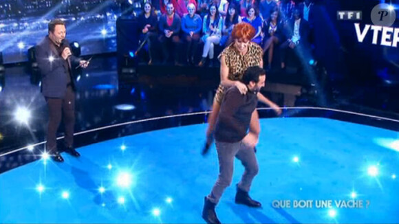 Fauve Hautot et Cyril Hanouna participent au jeu du Brain Dance, dans Vendredi tout est permis sur TF1 le vendredi 3 avril 2015.