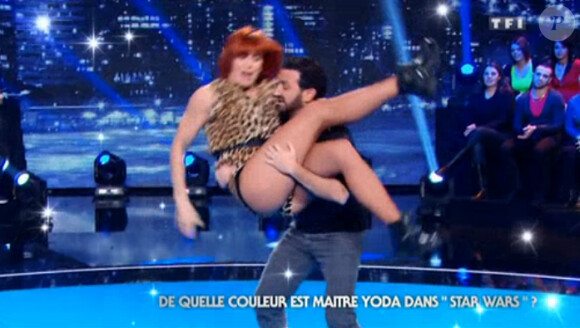 Fauve Hautot et Cyril Hanouna participent au jeu du Brain Dance, dans Vendredi tout est permis sur TF1 le vendredi 3 avril 2015.
