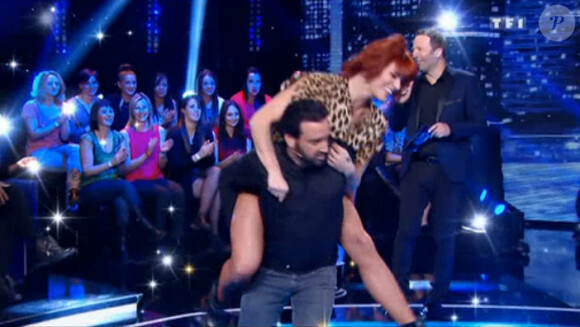 Fauve Hautot et Cyril Hanouna participent au jeu du Brain Dance, dans Vendredi tout est permis sur TF1 le vendredi 3 avril 2015.