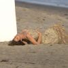 Exclusif- Cindy Crawford lors d'un shooting mode sur la plage de Malibu le 22 mars 2015. Toujours aussi belle et sexy à 49 ans, vous ne trouvez pas ?