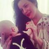 Liv Tyler présente officiellement son nouveau-né, Sailor Gene, deux mois après son accouchement. Photo postée le 6 avril 2015.