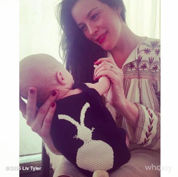 Liv Tyler présente officiellement son nouveau-né, Sailor Gene, deux mois après son accouchement. Photo postée le 6 avril 2015.