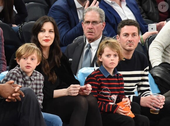 Liv Tyler et son compagnon Dave Gardner assistent, avec leurs fils respectifs Milo Langdon et Grey Gardner, au match de basket "New York Knicks Vs Brooklyn Nets" à New York le 1er avril 2015.