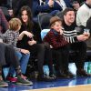 Liv Tyler et son compagnon Dave Gardner assistent, avec leurs fils respectifs Milo Langdon et Grey Gardner, au match de basket "New York Knicks Vs Brooklyn Nets" à New York le 1er avril 2015.