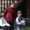 Liv Tyler devant son domicile avec son petit ami Dave Gardner et Grey, le fils de David, à New York, le 2 avril 2015.