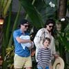 Liv Tyler, son compagnon Dave Gardner et leurs fils Grey et Sailor profitent de la piscine en ce dimanche de Pâques à Miami, le 5 avril 2015, pendant leurs vacances. Le couple est très heureux après la naissance de leur premier enfant ensemble Sailor, il y a deux mois.