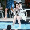 Liv Tyler et Dave Gardner - Liv Tyler, son compagnon Dave Gardner et leurs fils Grey et Sailor profitent de la piscine en ce dimanche de Pâques à Miami, le 5 avril 2015, pendant leurs vacances.