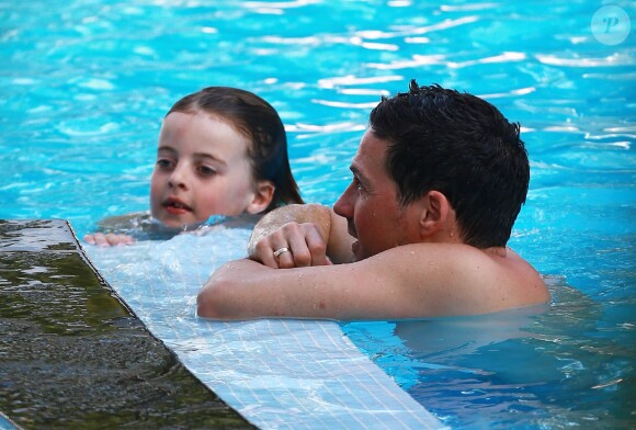 Dave Gardner et Grey - Liv Tyler, son compagnon Dave Gardner et leurs fils Grey et Sailor profitent de la piscine en ce dimanche de Pâques à Miami, le 5 avril 2015, pendant leurs vacances.