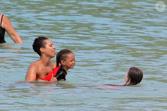 Alicia Keys, son compagnon Swizz Beatz et leur fils Egypt Daoud Dean en vacances en famille sur l'île de Saint-Barthélémy le 21 mars 2014
