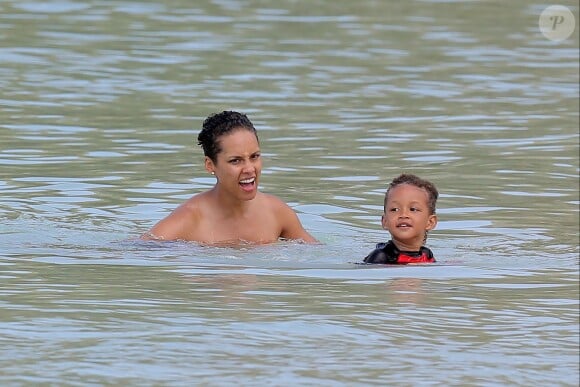 Exclusif - Prix spécial - Alicia Keys, son compagnon Swizz Beatz et leur fils Egypt Daoud Dean en vacances en famille sur l'île de Saint-Barthélémy le 21 mars 2014 