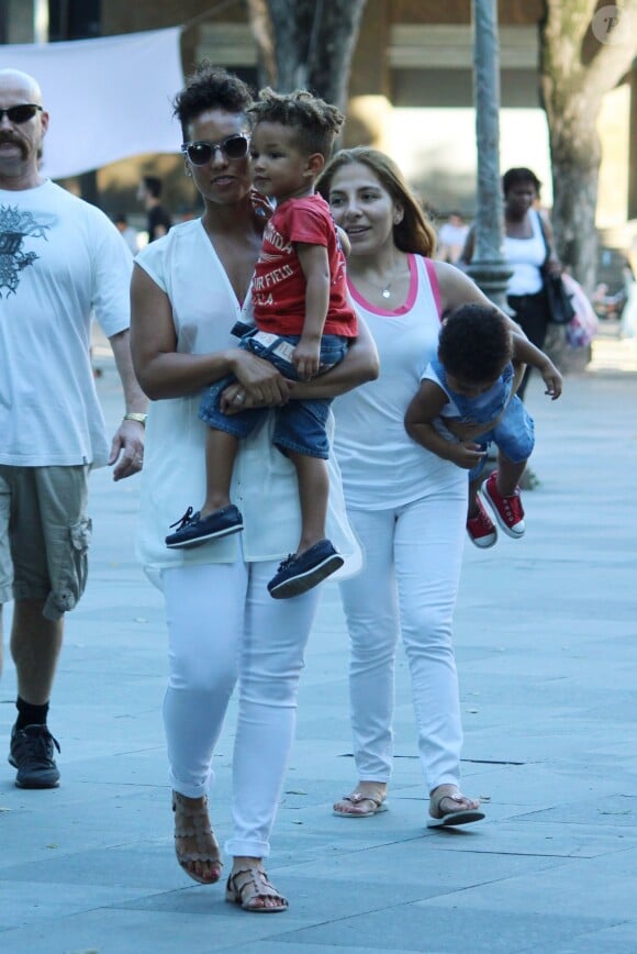 Alicia Keys se promene avec son fils Egypt a Rio de Janeiro, le 14 septembre 2013