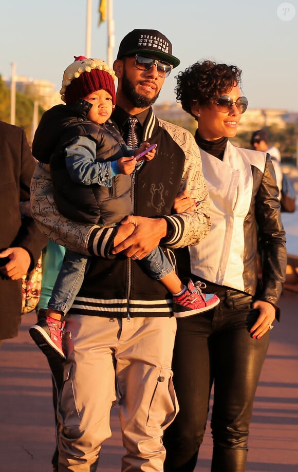 Alicia Keys, Swizz Beatz et leur fils Egypt dejeunent sur la plage de Cannes le 28 Janvier 2013.