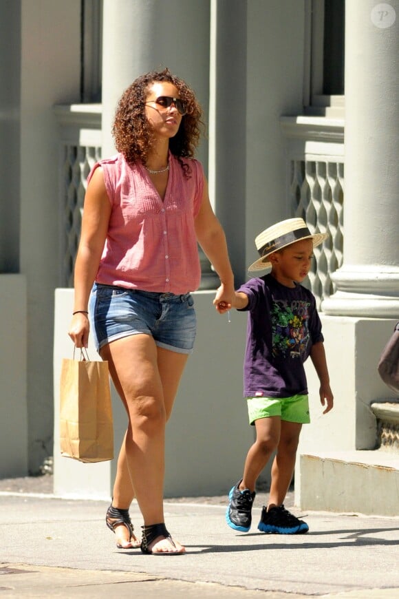 Alicia Keys dans les rues de New York avec son beau fils Kareem le 14 juillet 2011