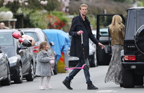 Abbey Clancy avec son époux Peter Crouch et leur petite Sophia à la Hampstead Heath Fair de Londres, le 5 avril 2015